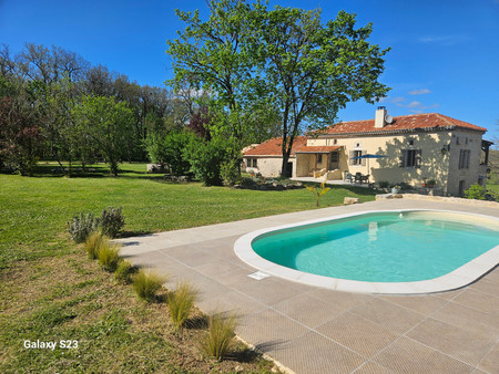 une magnifique ferme traditionnelle en pierre du quercy avec piscine sur 8 6 ha avec vue s
