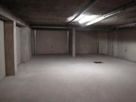 loue grand garage en sous sol. 18m2