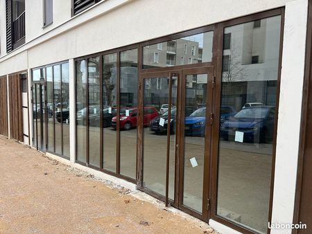 local commercial 94 m² sathonay camp