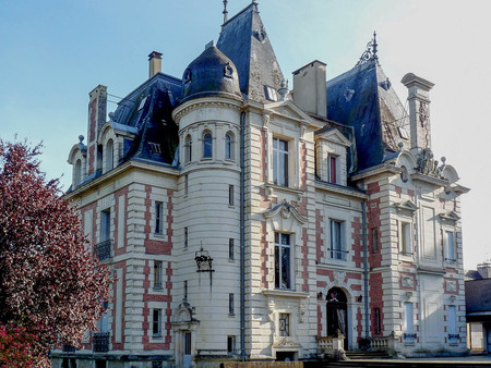 château du 19ème siècle  de style napoléon 3  avec hotel et salle de spectacles – le tout 