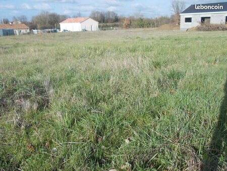 terrain à bâtir de 1 439 m² à archigny