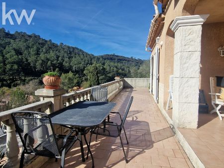 villa provençale avec piscine et vue dégagée.