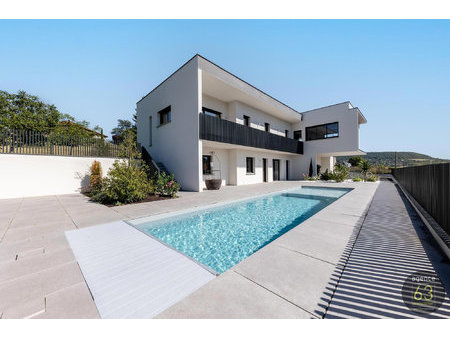 superbe maison contemporaine avec piscine et vue dégagée