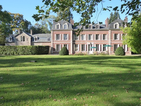 isabelle moreau vous propose ce chateau napoleon iii  d'environ 615 m² ouvert sur un jardi