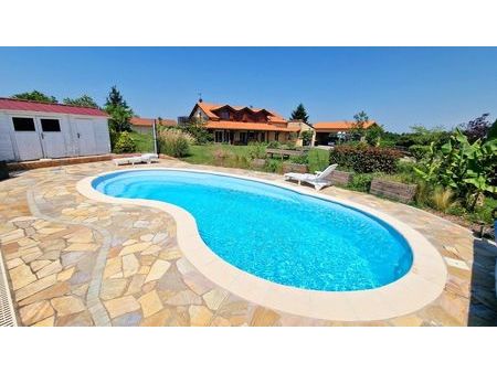 villa de 230 m² hab  7 chambres  terrain de 5160 m² avec piscine  au calme