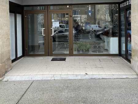 realmont  local commercial/bureau neuf de 28m² avec mitoyenneté à un salon de coiffure.