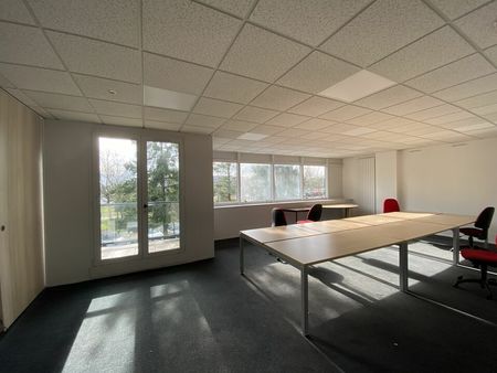location de bureau de 1 172 m² à saint-herblain - 44800