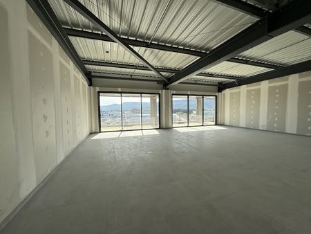 location locaux professionnels 90 m²