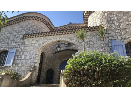 propriété de prestige en location à saint paul de vence : belle villa en pierre en excelle