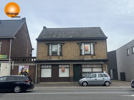 gezellig  ruim woonhuis met tuin en 2 garages  gelegen in rekem.