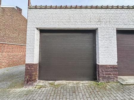 magnifique garage d'une superficie de 100 m2 / rc 213 euros