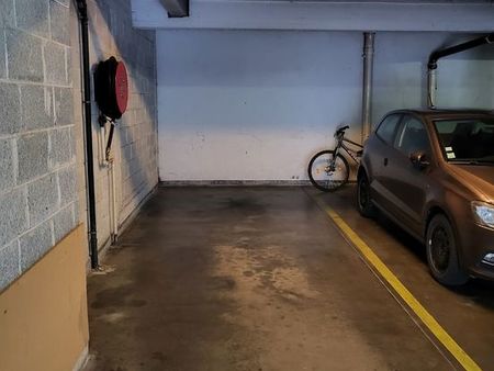 place de parking fermé avec charge électrique