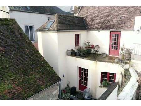 centre ville  maison de bourg restauree  de 58 m² hab avec terrasse et dépendance