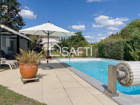 belle maison avec piscine à 5 min à pied du centre ville léognan