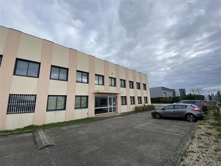 location local d'activités chassieu 806 m²