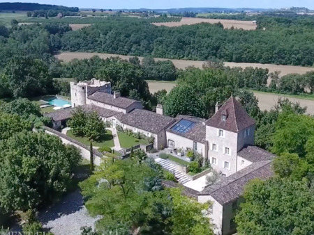 château en vente à biron : french web description la ferme fortifiée entièrement magnifiqu