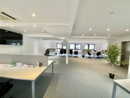 location locaux professionnels 138 m²