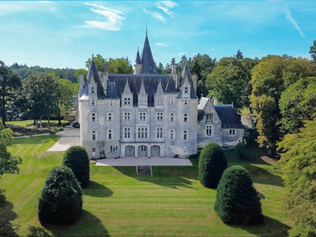château en vente à château-du-loir : cette propriété est située entre le mans et tours  da