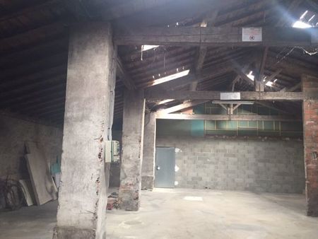 loue cause travaux provisoirement moitie du hangar   cave  grange  entrepôt en pierre