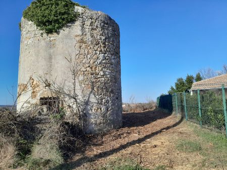 vend terrain avec un ancien moulin