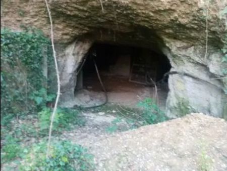 terrain avec grotte en sous sol