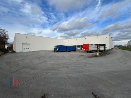 15 370 m² d'entrepôt logistique à louer près de l'autorou...