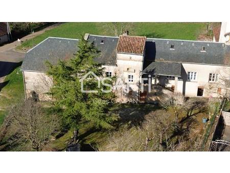 grande maison dans le village du château de la reine margot.