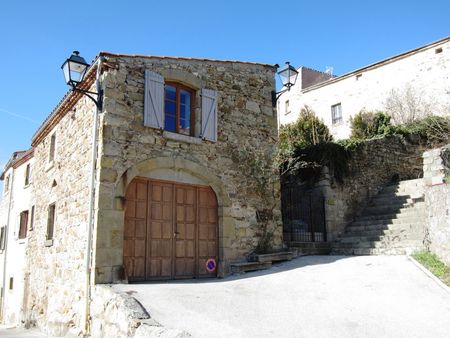 maison de caractère avec cour garage terrasses au cœur du village de montpeyroux
