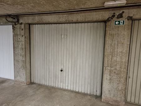 garage couvert et fermé