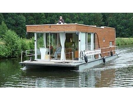 vend maison d'habitation flottante habitable à l'année de structure en bois
