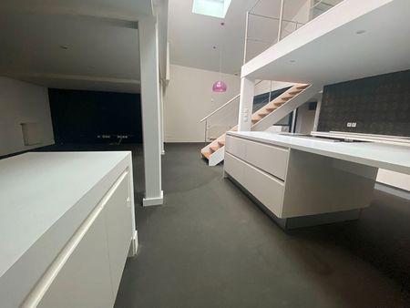 loft/atelier/surface 5 pièces 122 m²