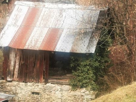 petite grange alpine à restaurer dans hameau très calme