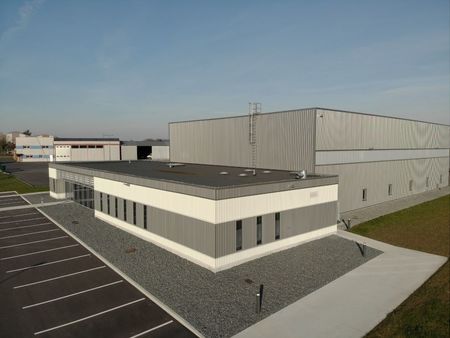 loue bâtiment dans la zone industrielle à benfeld 700 m² sur 3700 mètres carrés de terrain