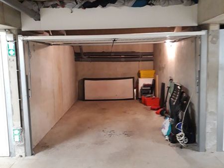 box garage sous-sol fermé par télécommande