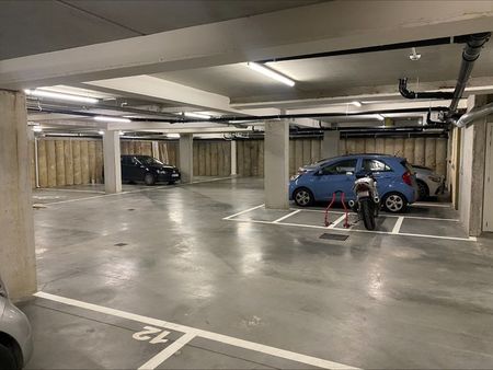 emplacements de parkings couverts (voiture et/ou moto)