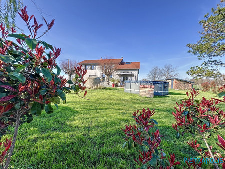 jolie maison entièrement rénovée avec un grand terrain plat e