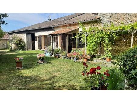 maison de caractère en pierre avec grande grange et joli jardin