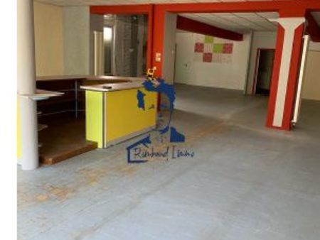 local commercial 550 m² carignan