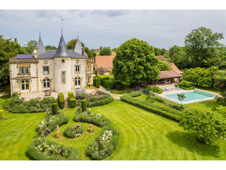 château familial de 175 ans très bien restauré avec piscine  cuisine d'été  maison de gard