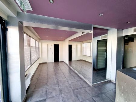 local commercial 196 m²