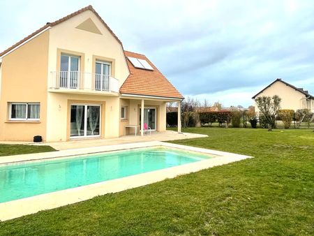 grande maison contemporaine avec piscine
