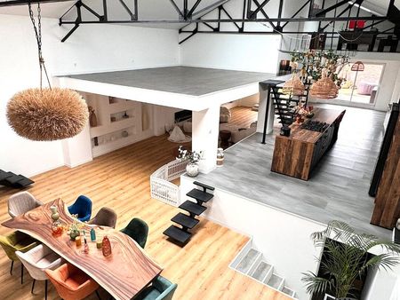 loft/atelier/surface 4 pièces 300 m²
