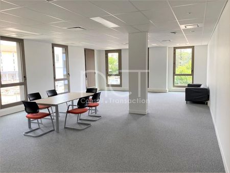 bureaux 1 600 m²