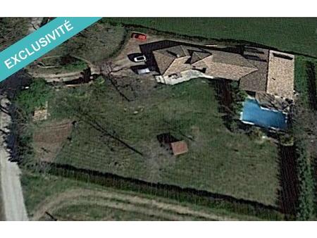 maison avec piscine et grand garage sur 2400 m²