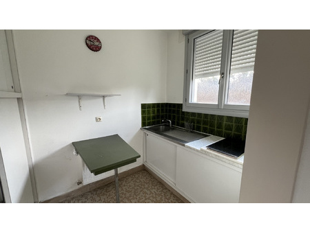 studio avec balcon et cuisine équipée dans résidence sécurisée à avallon
