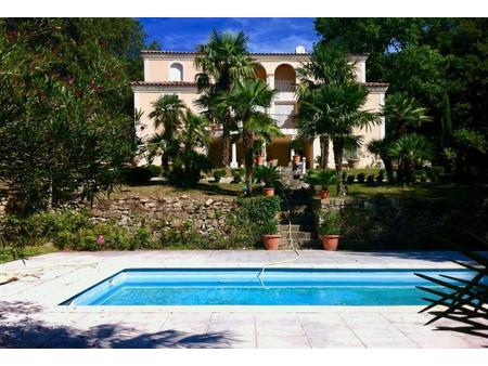 villa de 232m² avec piscine sur 7300 m² de terrain