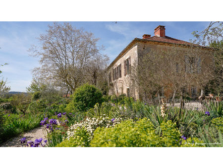 maison de maître dans un charmant hameau  avec un joli jardi