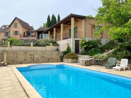 spacieuse maison de village avec piscine chauffée et jardin à monpazier  dordogne