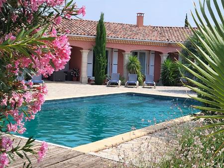 belle villa avec piscine  terrain de pétanque et jacuzzi dans le sud de la france