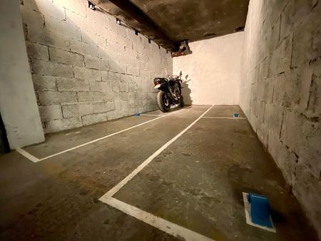 place pour moto - scooter dans box fermé et securisé